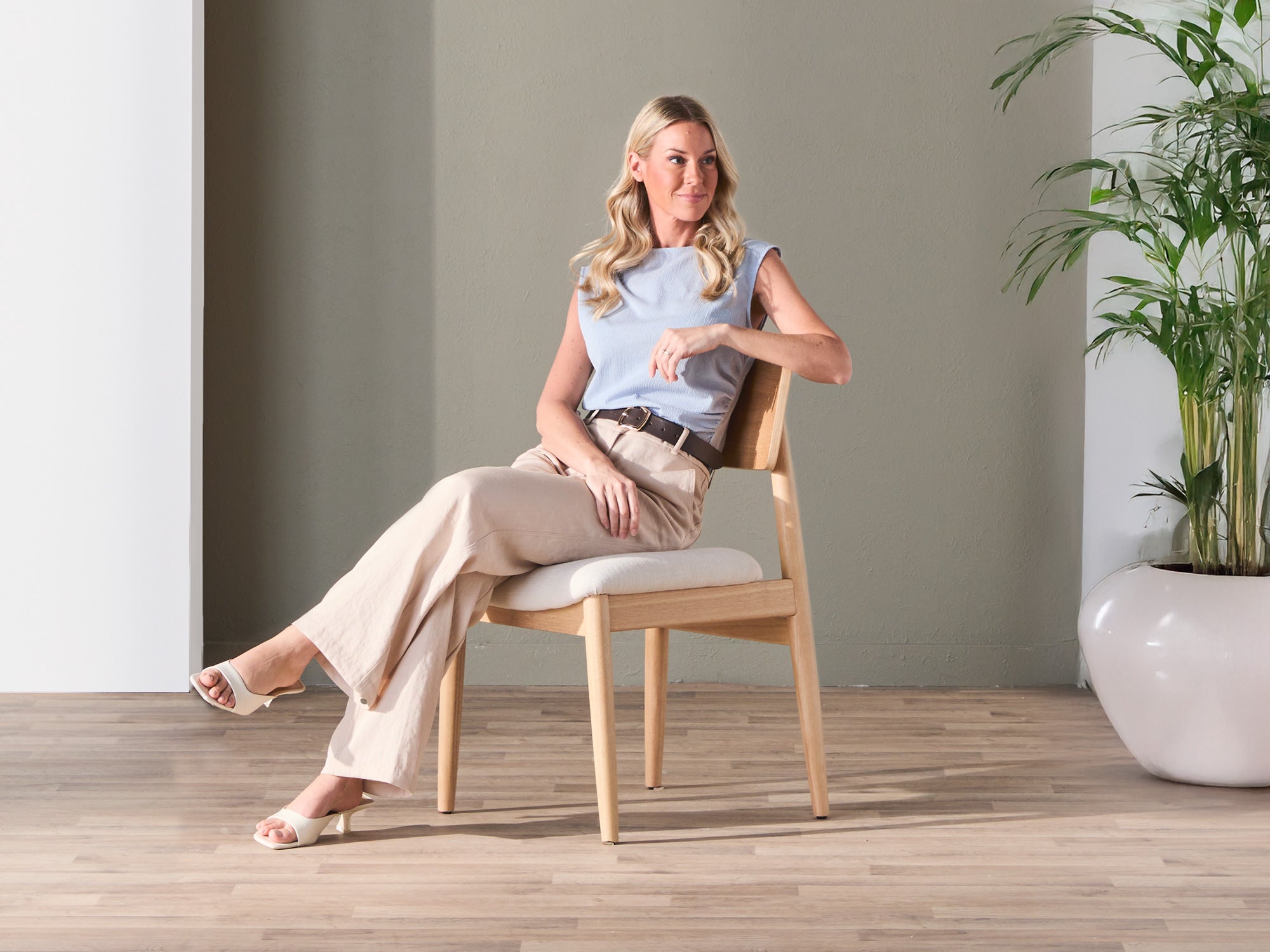 Transformer-round-scandinavian-oak-the-chair-lifestyle-model_e60bfa2a-e252-4a0c-b3a5-d704c3d31e50 Transformer Round Chair - Image 1